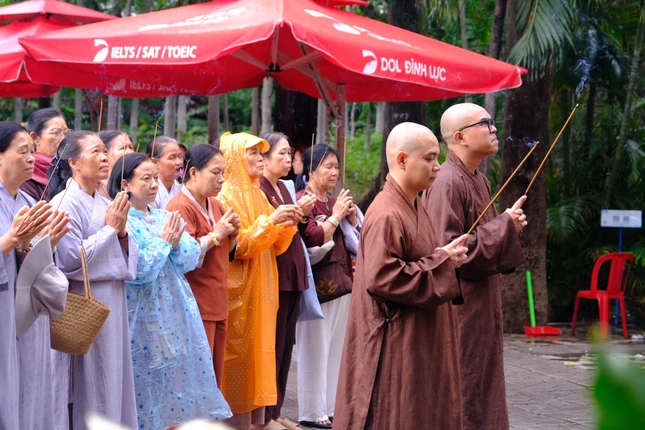 Chư Tăng, Phật tử tu viện Vạn Liên (phường Vũng Tàu) dâng hương tưởng niệm Chư Tăng, Phật tử tu viện Vạn Liên (phường Vũng Tàu) dâng hương tưởng niệm