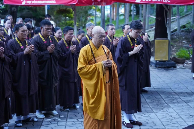 Chư Tăng hướng dẫn Phật tử dâng hương tưởng niệm Chư Tăng hướng dẫn Phật tử dâng hương tưởng niệm