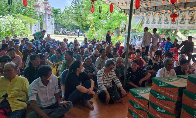 Người dân chờ nhận quà
