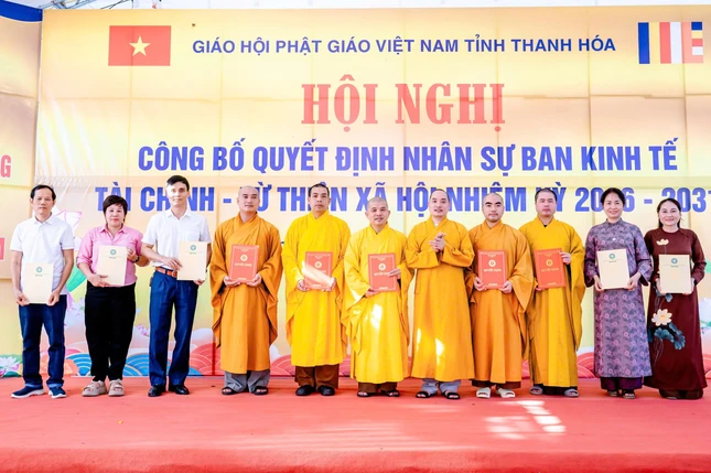 Trao quyết định chuẩn y nhân sự đến Ban Kinh tế Tài chính - Từ thiện xã hội GHPGVN tỉnh Thanh Hóa nhiệm kỳ 2026-2031 - Ảnh: Đức Hòe Trao quyết định chuẩn y nhân sự đến Ban Kinh tế Tài chính - Từ thiện xã hội GHPGVN tỉnh Thanh Hóa nhiệm kỳ 2026-2031 - Ảnh: Đức Hòe