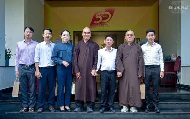 Lưu niệm trước trụ sở tòa soạn Báo Giác Ngộ