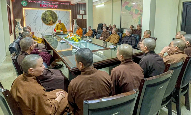 Thượng tọa Thích Tâm Chính chủ trì buổi lễ trao quyết định thành lập Ban Quản trị cơ sở tự viện