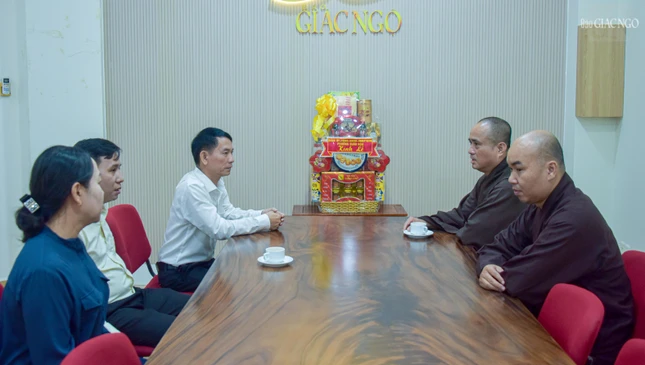 Ông Mai Bá Trước gửi lời chúc tốt đẹp của Đảng ủy - HĐND - UBND - Ủy ban MTTQVN phường Xuân Hòa đến tập thể Ban Biên tập, phóng viên, công nhân viên Báo Giác Ngộ nhân dịp Đại lễ Vu lan - Báo hiếu Phật lịch 2570