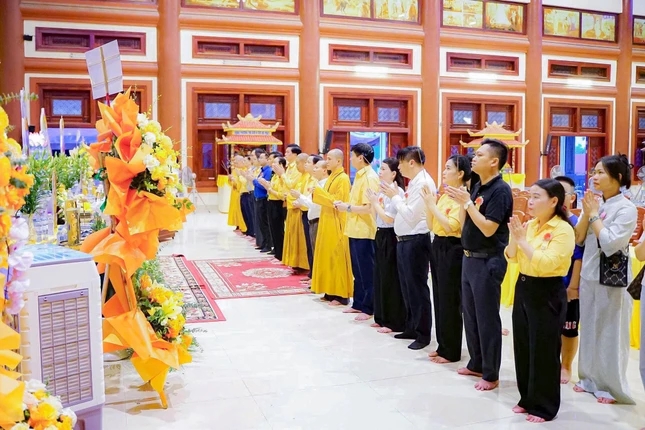 Các thành viên thắp hương lễ Phật