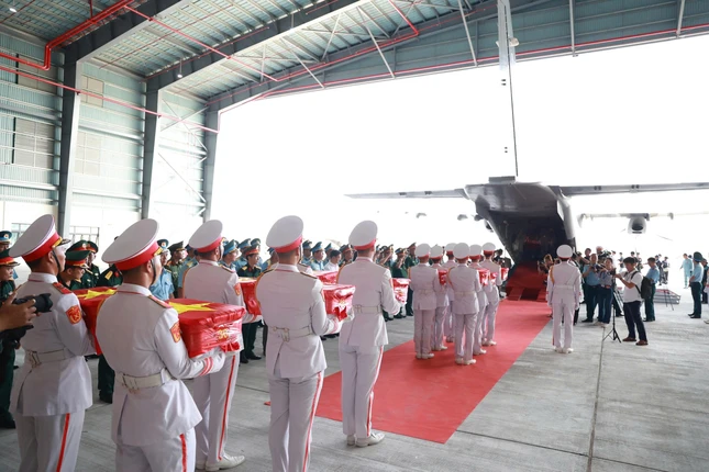 Chuyến bay đặc biệt này sẽ vận chuyển và bàn giao mẫu sinh phẩm hài cốt đến Viện Hàn lâm Khoa học và Công nghệ Việt Nam để tiến hành giám định ADN nhằm xác định danh tính anh hùng liệt sĩ
