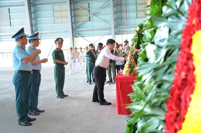 Ban Chỉ đạo TP.HCM về tìm kiếm, quy tập và xác định danh tính hài cốt liệt sĩ dâng hoa, dâng hương trước chuyến bay