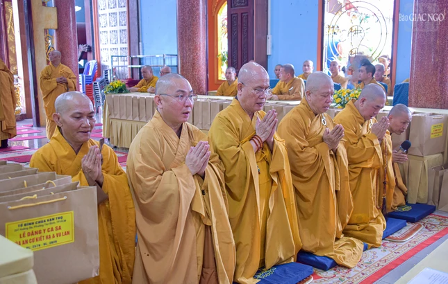 Chư Tăng thực hiện nghi thức Tự tứ Chư Tăng thực hiện nghi thức Tự tứ