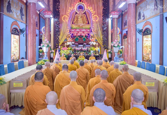 Đại chúng dâng lời khánh tuế đến chư vị Hòa thượng sau 3 tháng an cư Đại chúng dâng lời khánh tuế đến chư vị Hòa thượng sau 3 tháng an cư