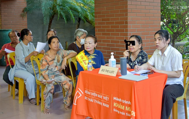 Bên cạnh các nghi thức phục vụ đời sống tâm linh của Phật tử, tu viện Vĩnh Đức còn phối hợp với đoàn bác sĩ tổ chức khám và tư vấn mắt miễn phí cho đông đảo người dân tham dự, góp phần lan tỏa tinh thần từ bi và đạo hiếu trọn vẹn trong mùa Vu lan