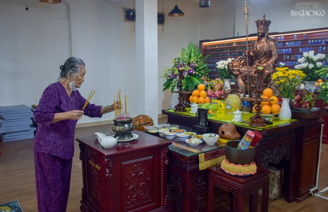 Cô Năm (P.Bình Lợi Trung) thường đến chùa vào dịp rằm tháng Bảy để thắp hương cho cha mẹ và người thân đã khuất của mình, với tâm nguyện họ sẽ sớm siêu thoát về nơi nhàn cảnh