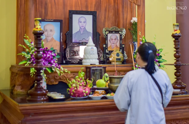 Trong ngày rằm tháng Bảy, không chỉ con cái đến thắp hương cho cha mẹ, mà còn cả những người mẹ đến thắp hương cho con không may quá vãng, hoặc người học trò đến thắp hương cho thầy của mình