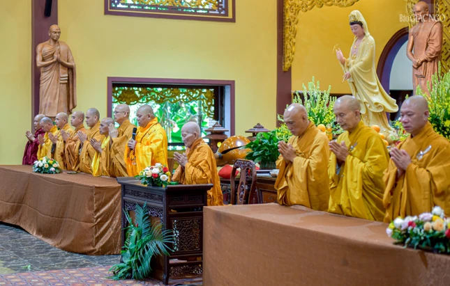 Chư tôn đức tham dự cầu nguyện