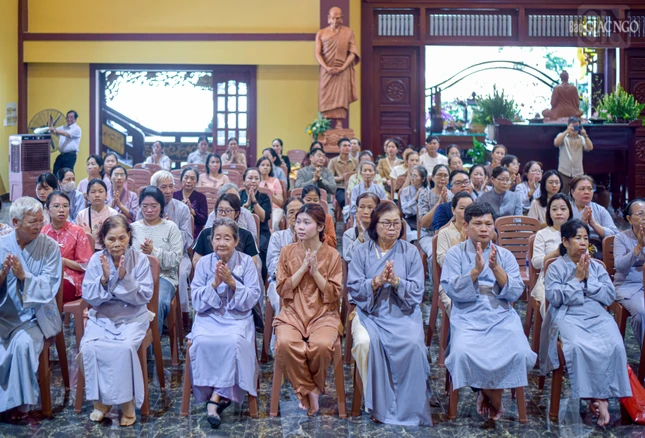 Theo Thượng tọa, một bông hồng đỏ thắm để nhắc chúng ta rằng những ngày Vu lan đẹp nhất, chính là những ngày ta được sống bên mẹ, bên cha, bên những người thân yêu nhất của mình