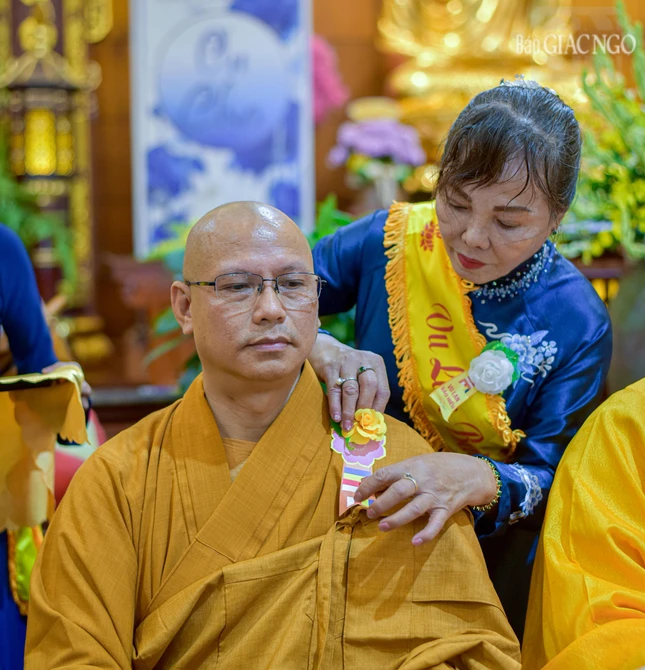Phật tử cài hoa hồng (vàng) lên huỳnh y chư Tăng