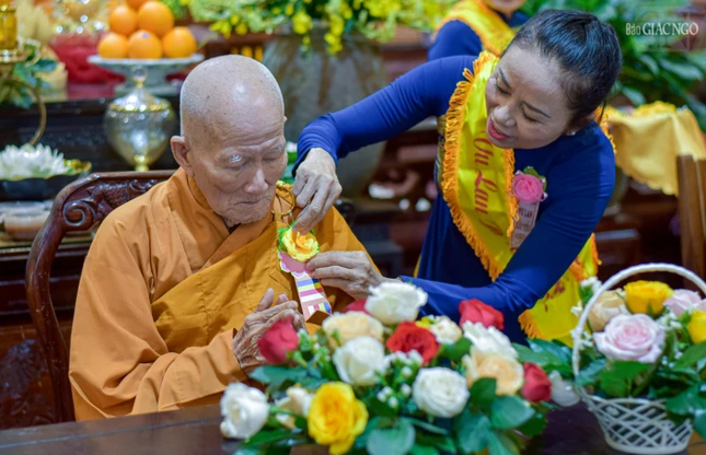 ...sắc hồng nhạt cho người còn mẹ hoặc cha, và hoa hồng trắng nhắc nhở những ai đã mất đi đấng sinh thành luôn giữ trọn lòng tưởng nhớ