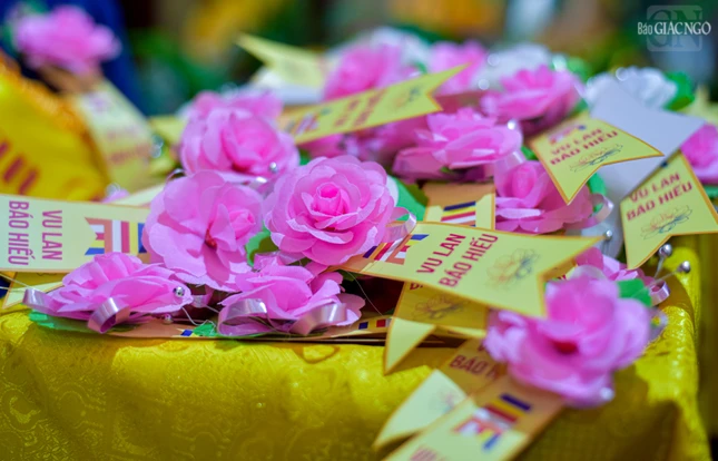 Mỗi sắc hoa mang một thông điệp sâu sắc với hoa hồng đỏ dành cho người may mắn còn cả cha lẫn mẹ...
