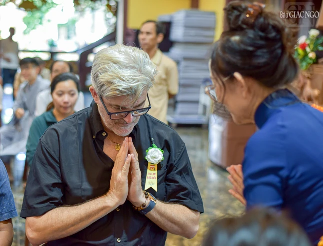 Ông Robert William Neil lần đầu tiên tham dự lễ cài hoa hồng trong mùa Vu lan nhân chuyến công tác tại Việt Nam