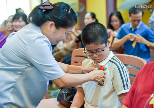 Nghi thức cài hoa lên ngực áo diễn ra đầy xúc động