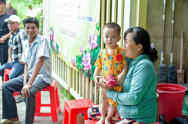 Các em nhỏ thường được cha mẹ dẫn đi chùa trong dịp Vu lan