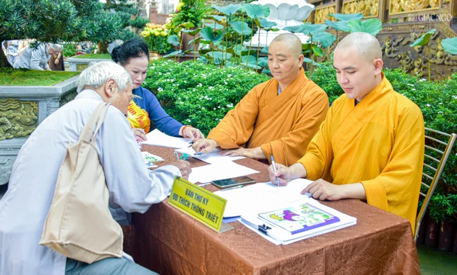 Họ mang theo tâm thành cầu nguyện cho người thân của mình được nhiều bình an trong tháng Bảy