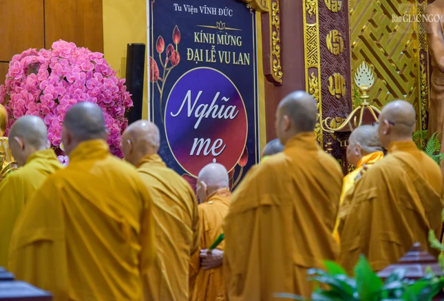 “Những gia đình nào, này các Tỷ-kheo, trong ấy, các con cái kính lễ mẹ cha ở trong nhà, những gia đình ấy được chấp nhận ngang bằng với Phạm Thiên”, bài kinh số 31 trong Tăng Chi bộ kinh, Chương 3 pháp, Phẩm Sứ giả của trời