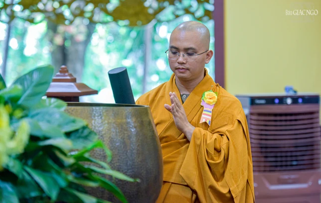 Hiếu theo thế gian chỉ trong một đời, đó là cái hiếu nhỏ; hiếu theo Phật giáo thời gian không thể tính hết, nhờ vậy cha mẹ được sanh Tịnh độ, phước thọ vô cùng, số kiếp như cát của sông Hằng, đó là đại hiếu