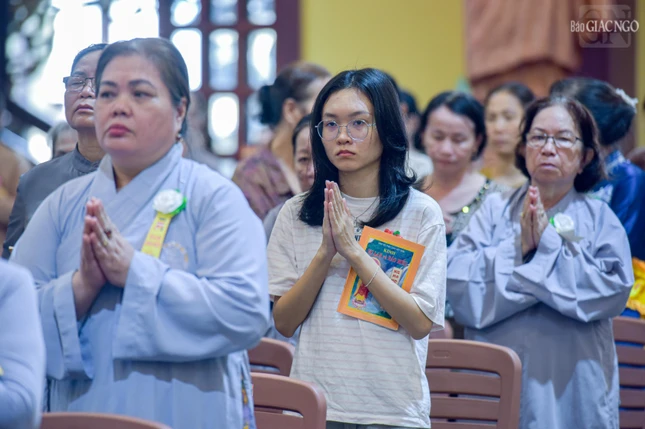 Nhiều bạn trẻ cũng trở về tham dự lễ
