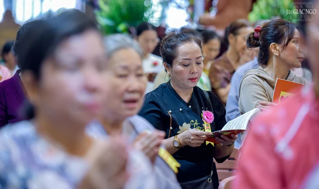 Phật tử tụng kinh