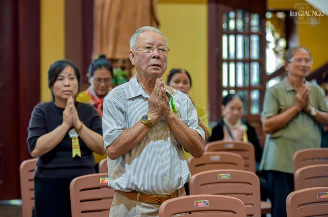 Rất nhiều Phật tử lớn tuổi tham dự để cầu nguyện cho tổ tiên, cha mẹ của mình