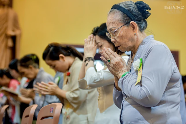 Thành tâm cầu nguyện