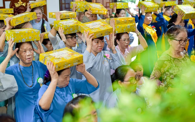 . Việc cúng dường đúng pháp sẽ đem lại nhiều phước báu và những phước báu này cũng có thể hồi hướng đến cha mẹ hiện còn cũng như đã mất của người dâng cúng