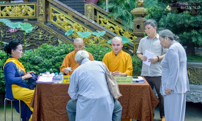 Chư Tăng hướng dẫn Phật tử tham dự