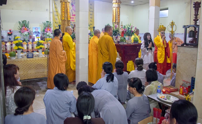 Chư Tăng thực hiện nghi thức tâm linh cầu siêu cho người đã khuất trong mùa Vu lan