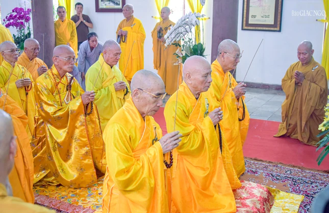 Chư tôn đức dâng hương tưởng niệm