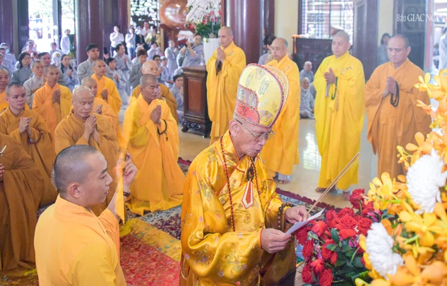 Hòa thượng Thích Huệ Tâm, viện chủ tổ đình Phổ Quang (TP.Huế) sám chủ, cùng chư Tăng cử hành lễ cúng ngọ theo nghi lễ Phật giáo truyền thống kinh đô Phú Xuân