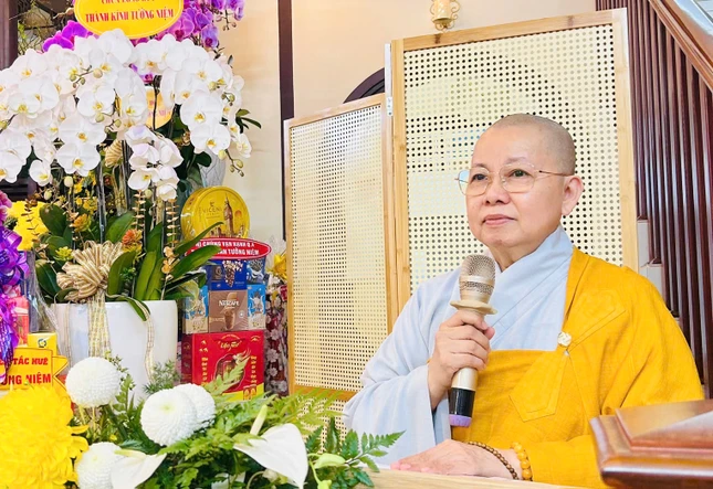 Sư cô Thích nữ Thánh Châu phát biểu Sư cô Thích nữ Thánh Châu phát biểu