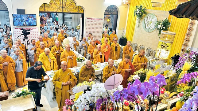 Chư tôn đức Tăng Ni, Phật tử tham dự Chư tôn đức Tăng Ni, Phật tử tham dự