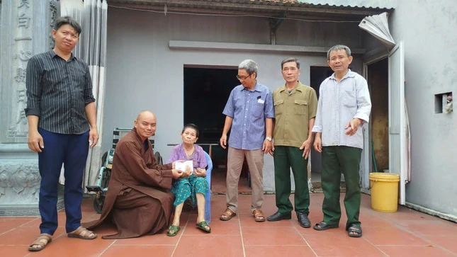 Trao quà đến người dân có hoàn cảnh khó khăn tại thôn An Trụ, xã Trung Kênh, tỉnh Bắc Ninh