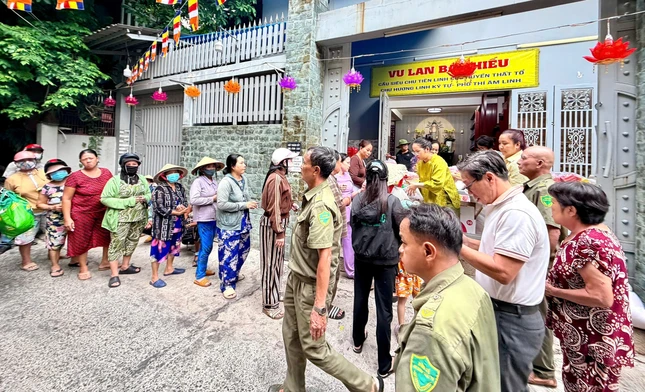 Trao tặng hơn 350 phần quà đến người dân Trao tặng hơn 350 phần quà đến người dân
