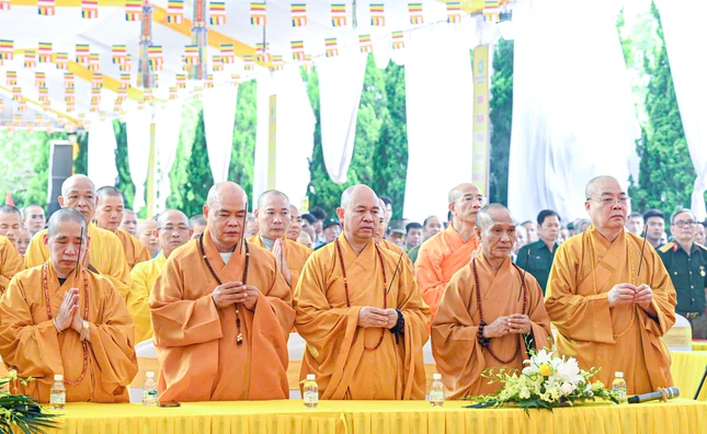 Dâng hương tưởng niệm