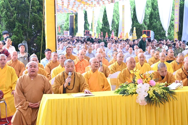 Thượng tọa Thích Tâm Chính, Trưởng ban Trị sự GHPGVN tỉnh Thanh Hóa cùng chư tôn đức tụng kinh cầu nguyện cho các anh hùng liệt sĩ