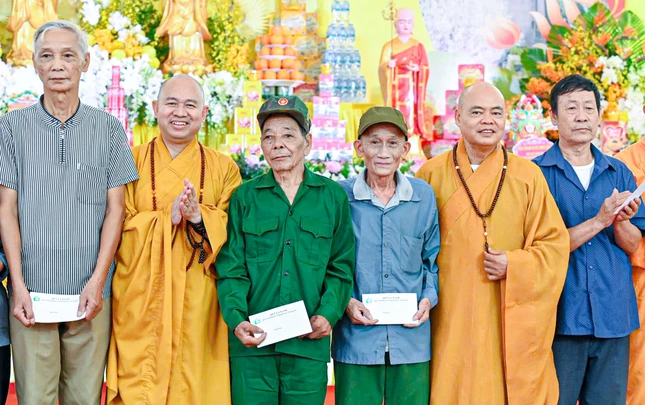 Trao 1.000 phần quà đến gia đình chính sách, người có công, thương binh, bệnh binh và các gia đình có hoàn cảnh khó khăn