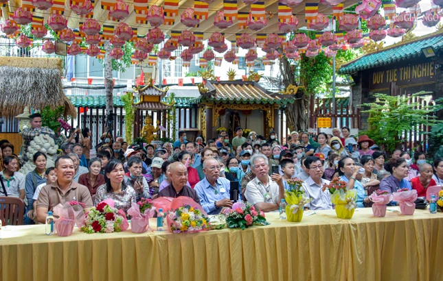 Chư Tăng, đại diện chính quyền, các mạnh thường quân tham dự