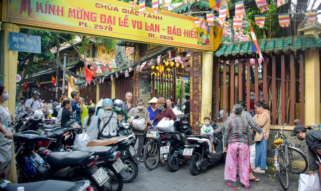 Người dân nhận quà tại chùa Giác Tánh
