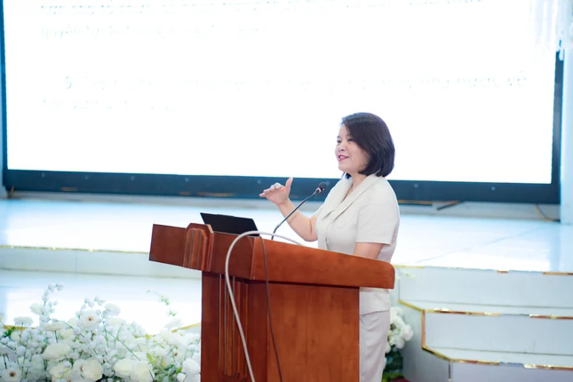 Tiến sĩ Nguyễn Thị Định chia sẻ tại hội nghị Tiến sĩ Nguyễn Thị Định chia sẻ tại hội nghị
