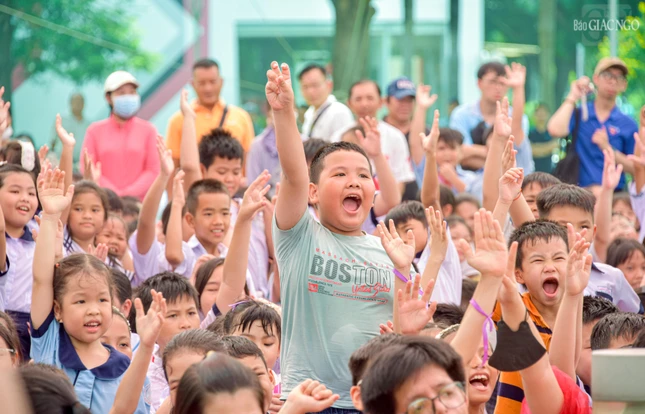 Các em nhỏ hào hứng tham gia các trò chơi của chương trình