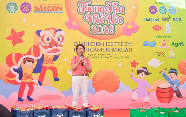 Bà Nguyễn Thị Tranh, Trưởng nhóm Chia sẻ - Sharing gửi lời chúc mừng Tết Trung thu của bà Mai Thị Hạnh - phu nhân nguyên Chủ tịch nước Trương Tấn Sang đến với các em nhỏ tham dự
