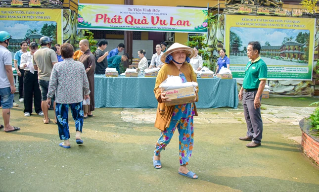 Người dân vui vẻ trở về sau khi nhận quà Người dân vui vẻ trở về sau khi nhận quà
