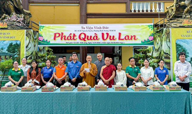 Thượng tọa Thích Hạnh Hiếu, trụ trì tu viện Vĩnh Đức Trao tặng 400 phần quà Thượng tọa Thích Hạnh Hiếu, trụ trì tu viện Vĩnh Đức Trao tặng 400 phần quà