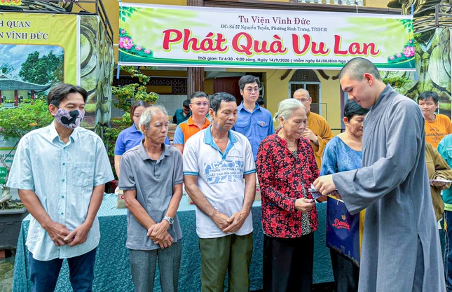 Đại đức Thích Giác Phàm, Thư ký thiền viện Vĩnh Đức (Úc) trao quà đến người dân Đại đức Thích Giác Phàm, Thư ký thiền viện Vĩnh Đức (Úc) trao quà đến người dân